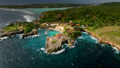 Stunning-natural-beauty-of-Balinese-coastline,-Blue-Lagoon-Nusa-Ceningan