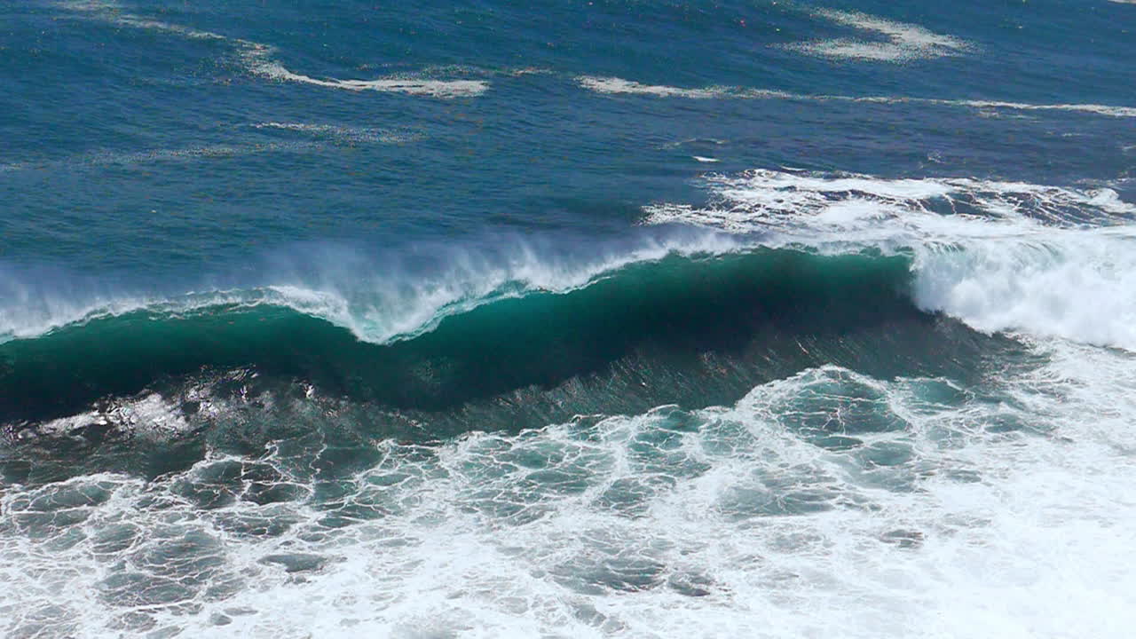 las poderosas olas del océano