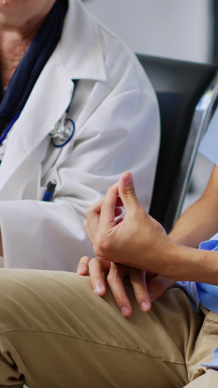 Vídeo vertical: Personal sanitario superior midiendo el nivel de insulina