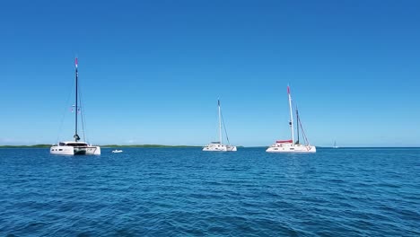 mar caribe cristalino con catamaranes anclados, archipiélago de los roques