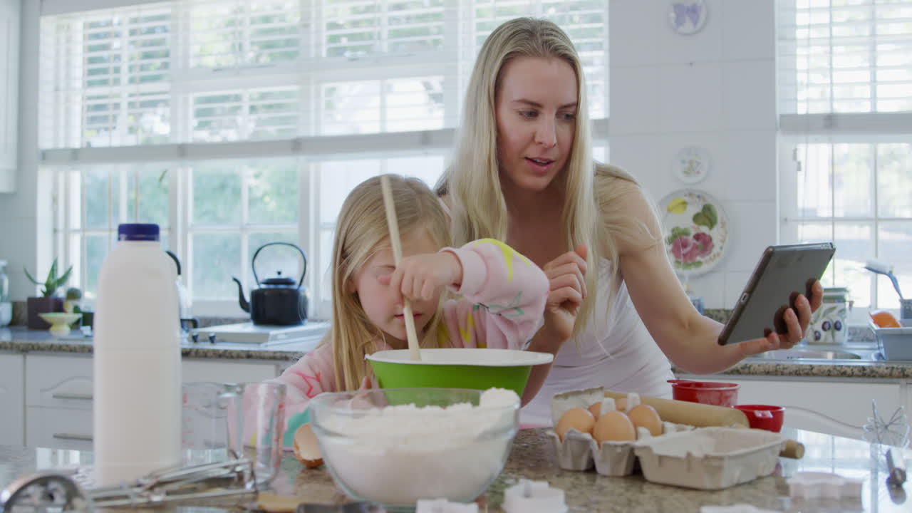 어머니 와 딸 이 집 에서 크리스마스 쿠키 를 만들고 있다