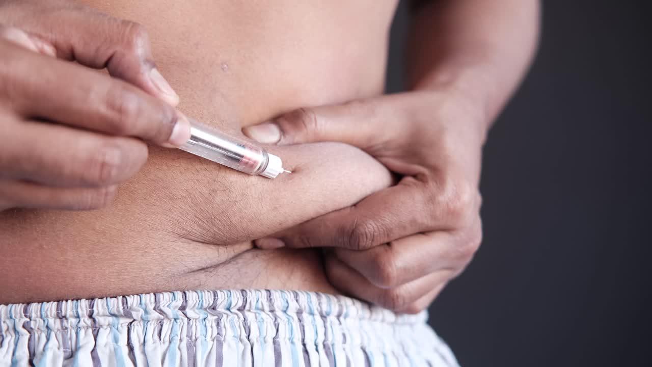 inyección de insulina en el abdomen de una persona