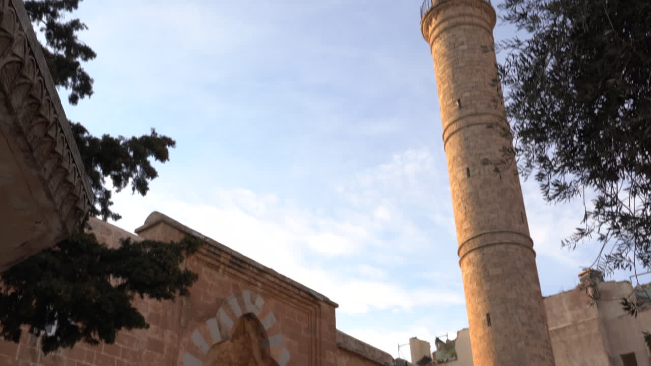 la cámara inclina el gran minarete y la majestuosa puerta de entrada de la mezquita latifiye en mardin de abajo hacia arriba