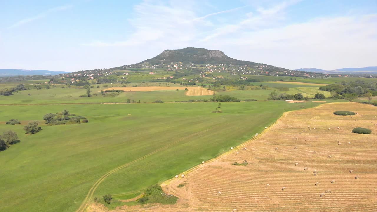 가리 발라톤 호수 근처의 드론으로 촬영된 수확 후 의 어리.