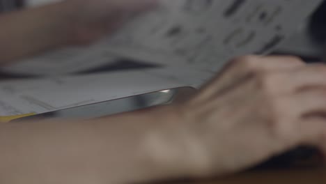 primer plano de una arquitecta sentada en un escritorio
