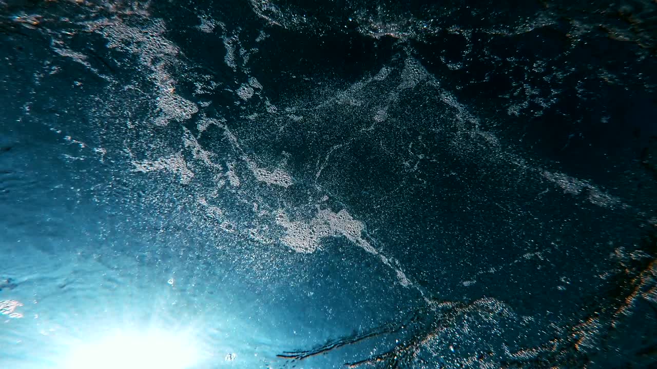 burbuja en el mar azul 4k