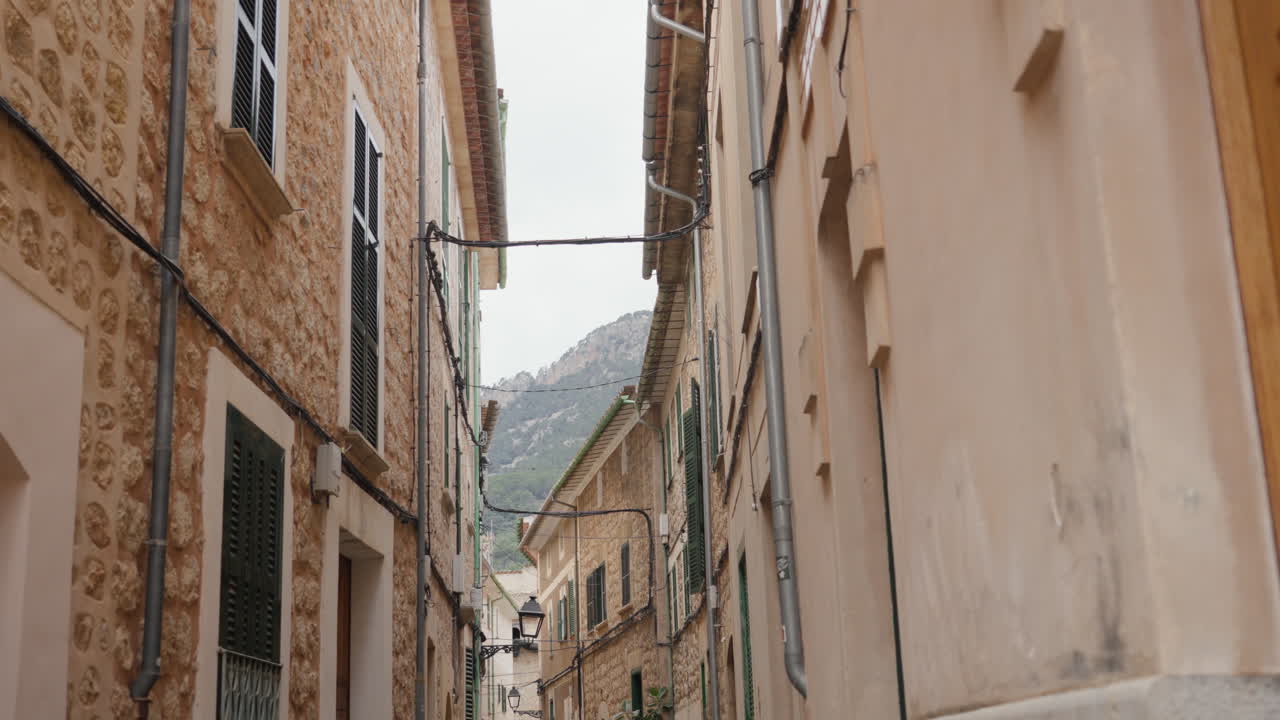 calle tranquila en soller, mallorca con arquitectura tradicional