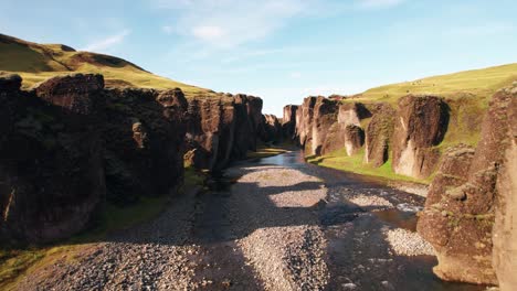 aerial: volando a través del cañón del río fjadrargljufur en el sur de islandia fuera de la carretera de circunvalación