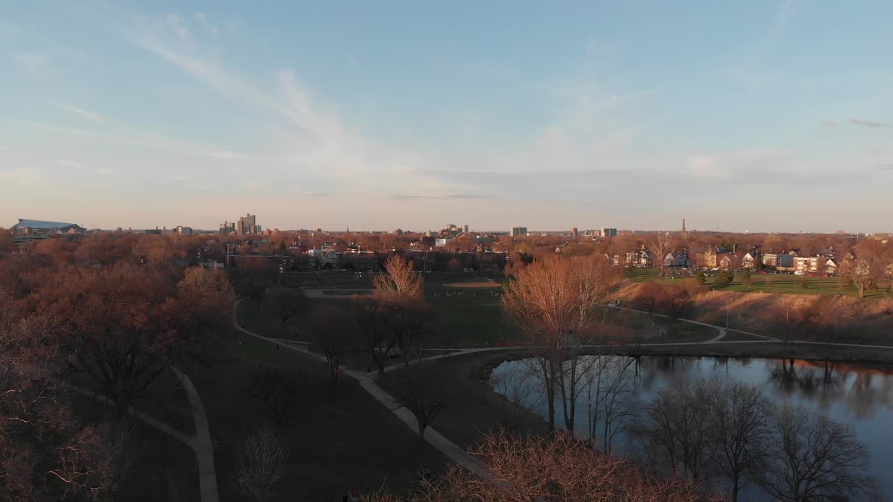 백그라운드에서 미니애폴리스 시내를 보여주는 항공 영상