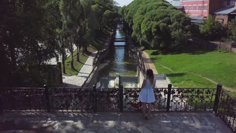 canal en un parque de la ciudad
