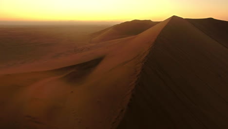 Allein-In-Der-Namibischen-Wüste