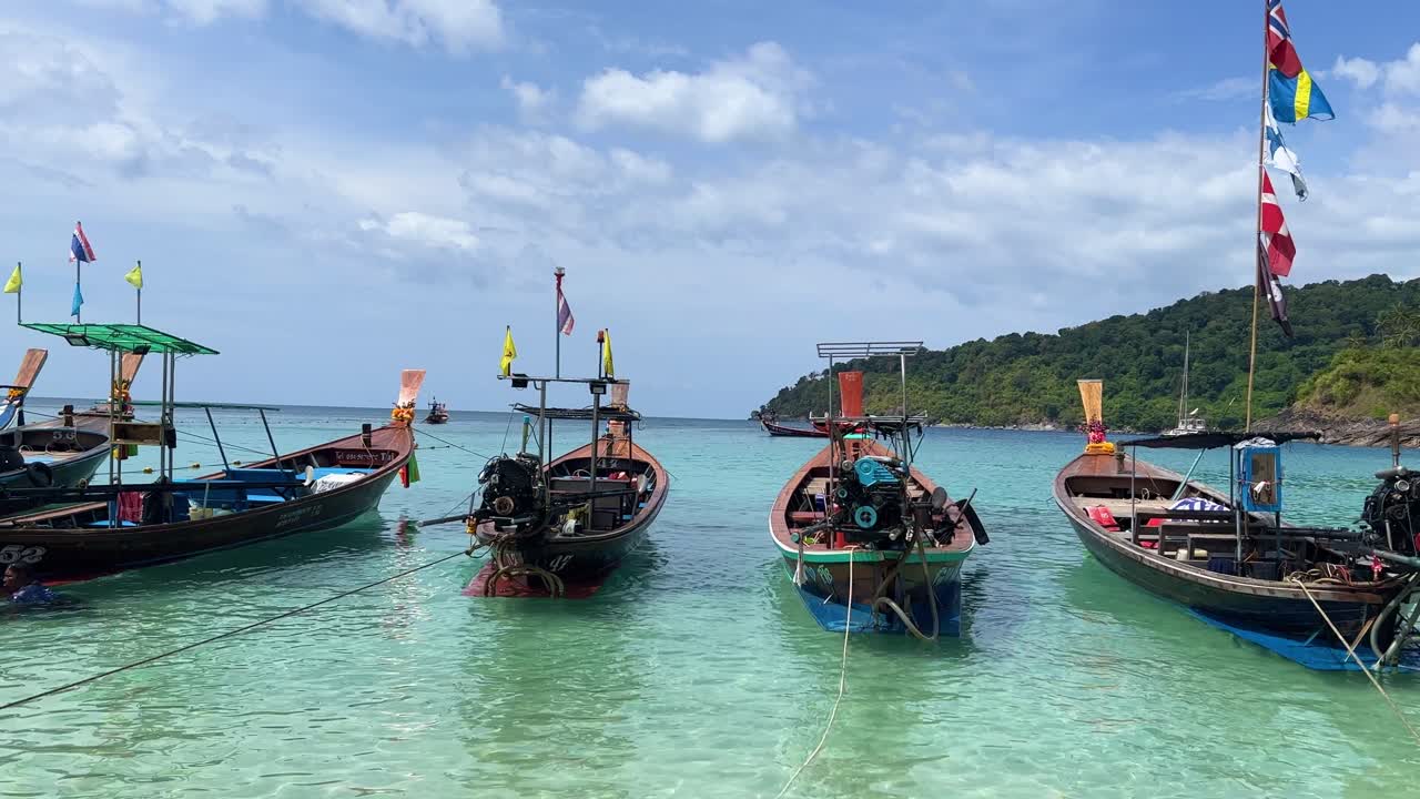 barcos de cola larga en el puerto de phi phi don - el lugar más cercano para el viaje diario a la bahía de maya y otras islas