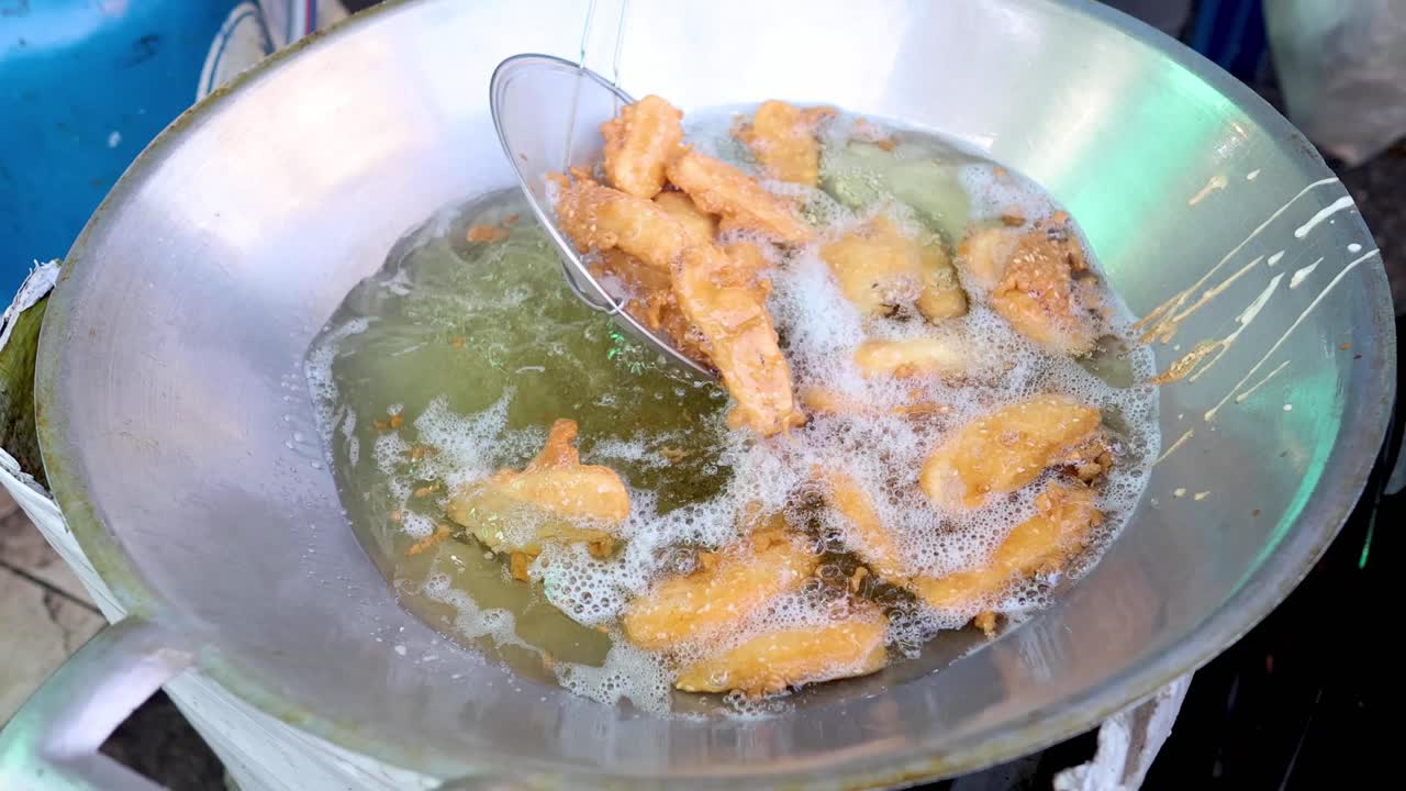 파란 기름에 바나나를 는 순차적인 김 과정.