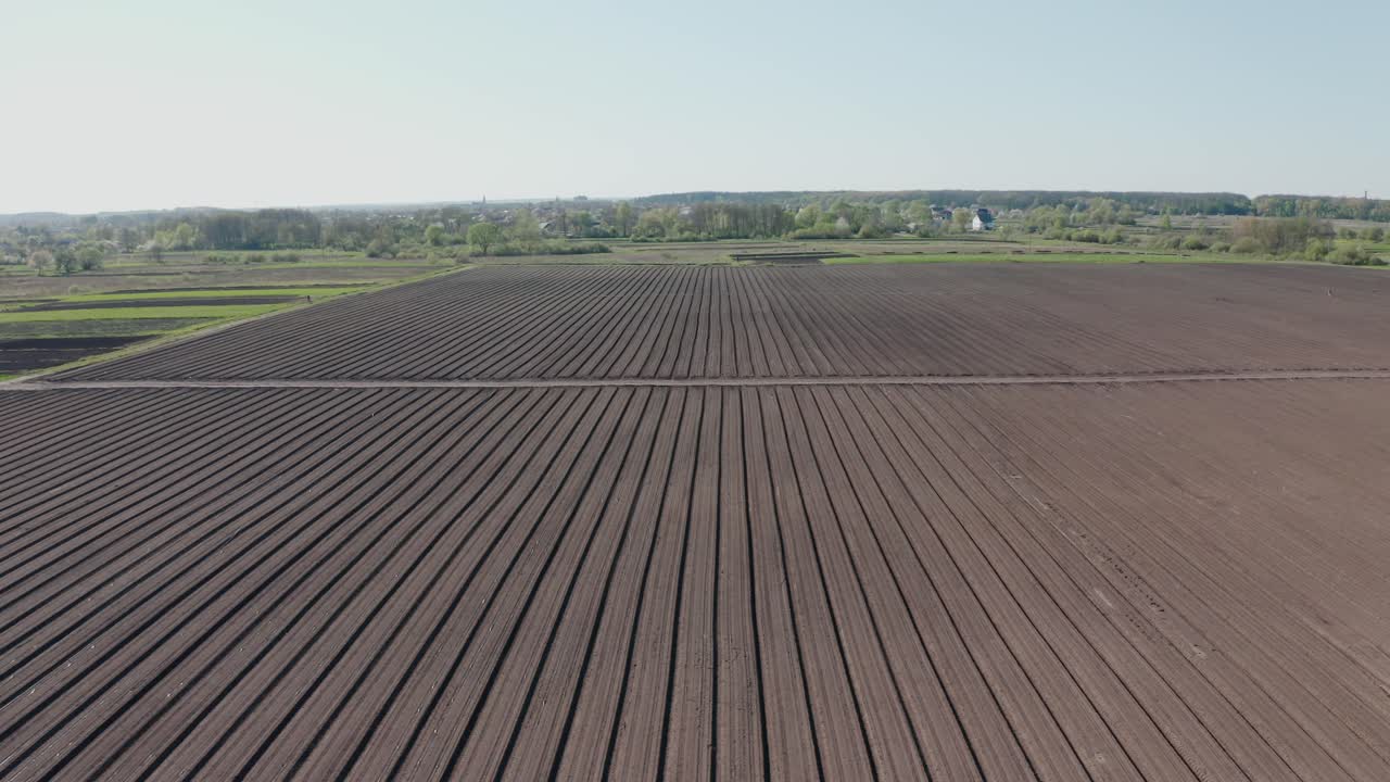 vista de un campo agrícola arado y cultivado. el campo agrícola está listo para plantar y sembrar.