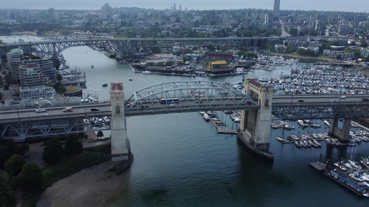 에어리얼 뷰 버라드 스트리트 브릿지 (burrard street bridge) 는 밴쿠버 시내의 폴스 크리크 (false creek) 를 가로지르는 다리이다.