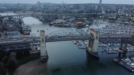 Luftaufnahme-Der-Burrard-Street-Bridge-In-Der-Innenstadt-Von-Vancouver-über-False-Creek