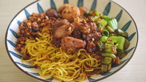 Fideos-De-Huevo-Secos-Con-Cerdo-Y-Albóndigas---Estilo-De-Fideos-Tailandeses