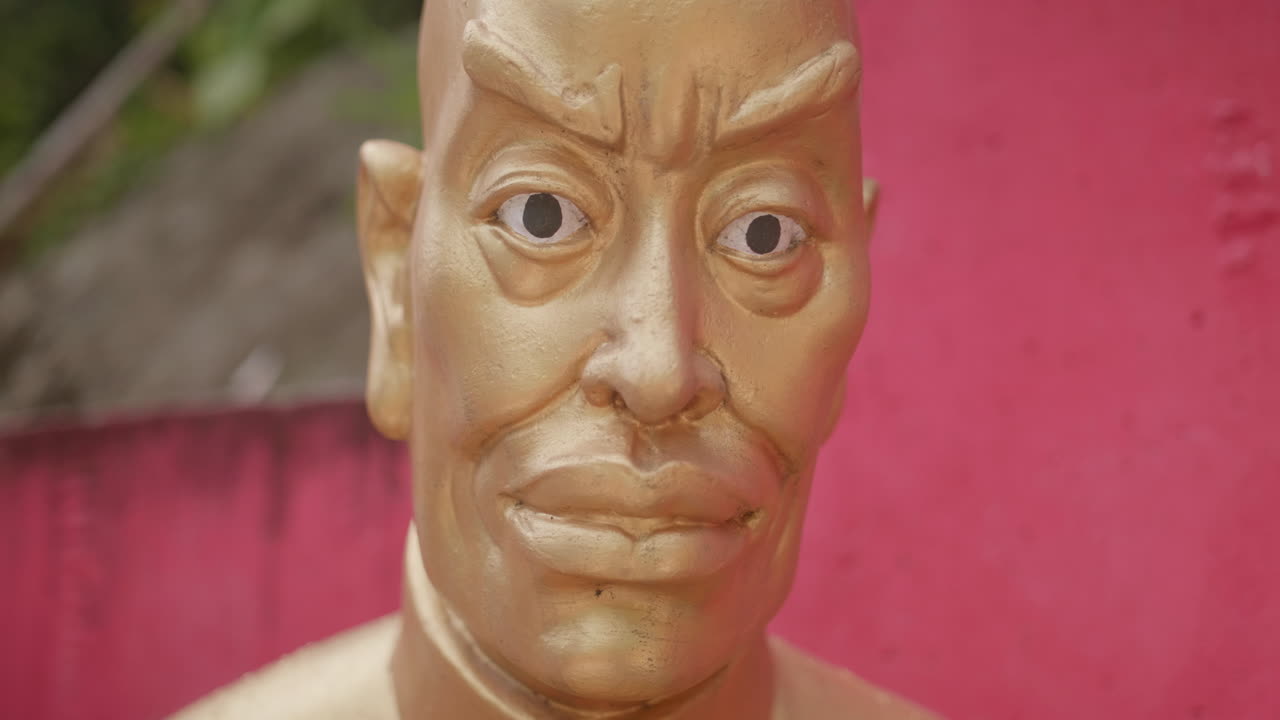 카메라를 보고 무서운 황금 불상