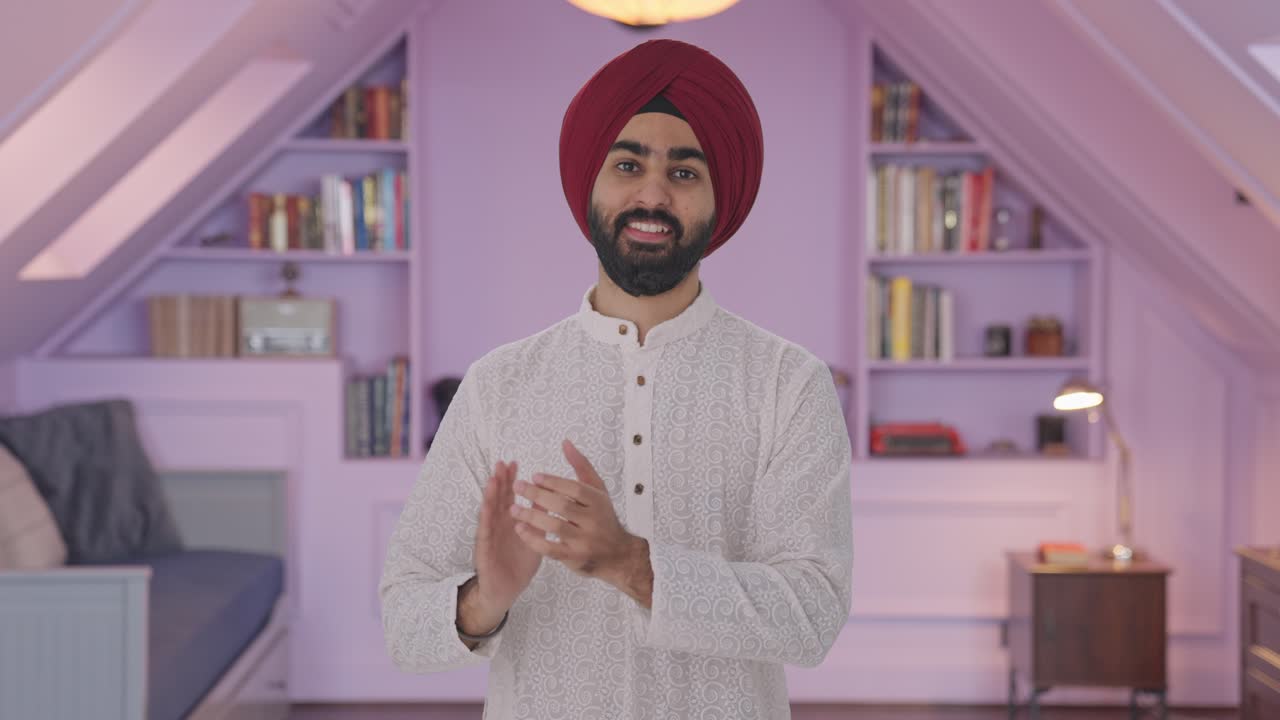 Uomo Sikh indiano felice che applaude e manifesta apprezzamento