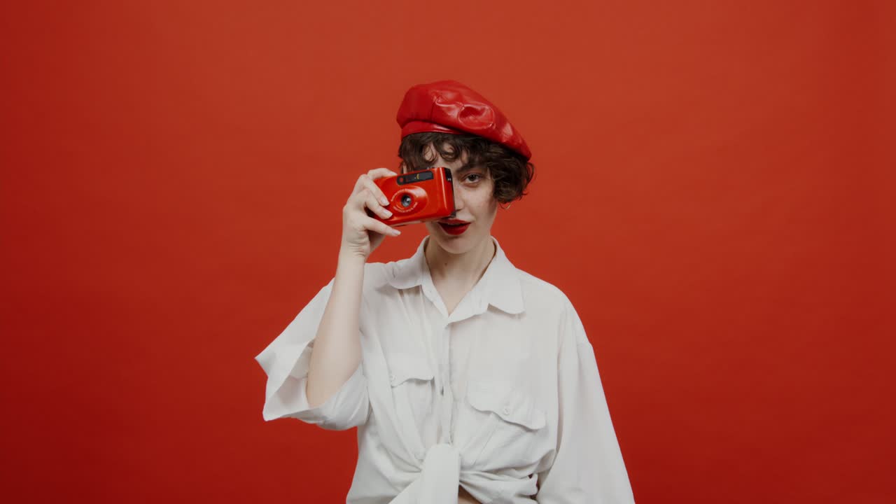 빨간 베레트와  셔츠를 입은 젊은 여성