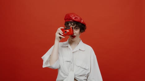 joven con boina roja y camisa blanca