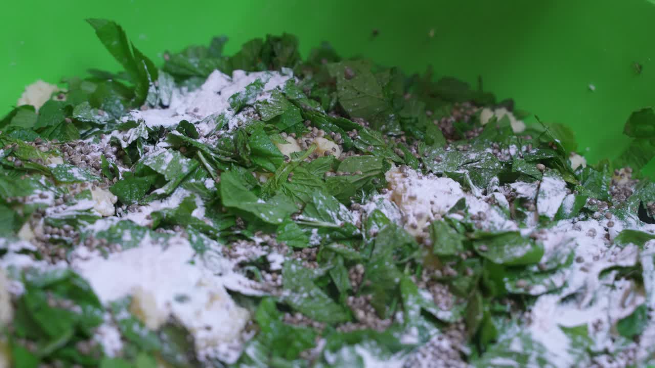 la adición de polvo de mastica al relleno de una pastelería de flaouna