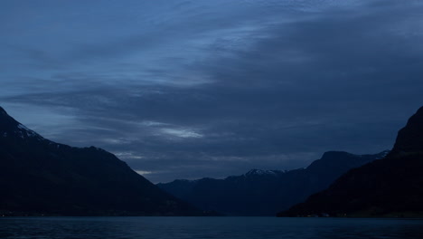 Zeitraffer-Von-Schnell-Ziehenden-Wolken-Während-Der-Blauen-Stunde-über-Einem-Fjord-In-Norwegen