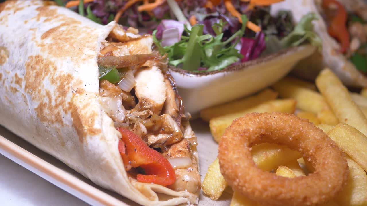 envoltura de pollo con patatas fritas y anillos de cebolla