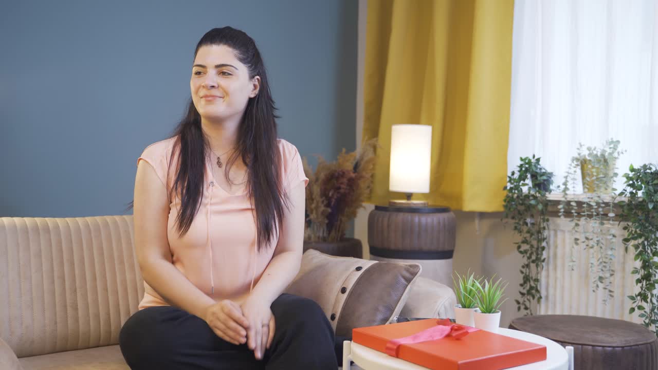 집에서 누군가를 기다리는 여자.