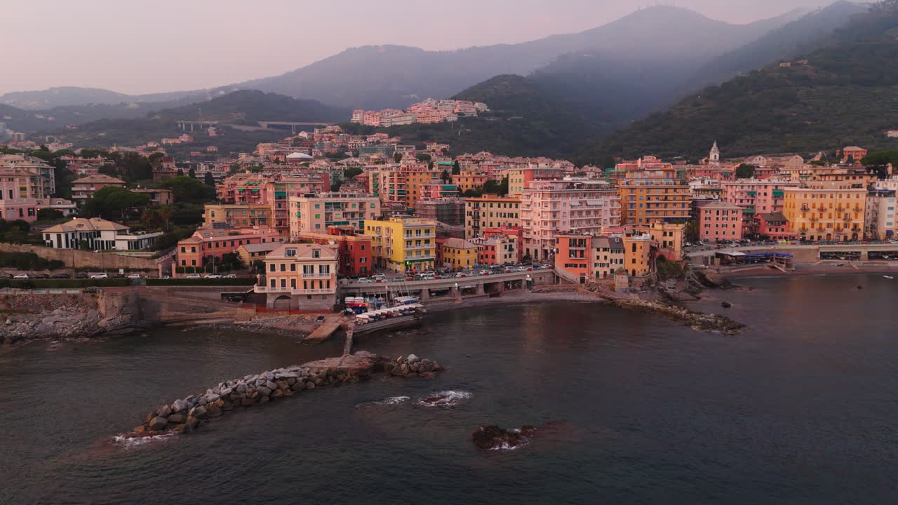 Vista drone di un'atmosfera pacifica sul mare con affascinanti edifici costieri che risplendono di luce calda.