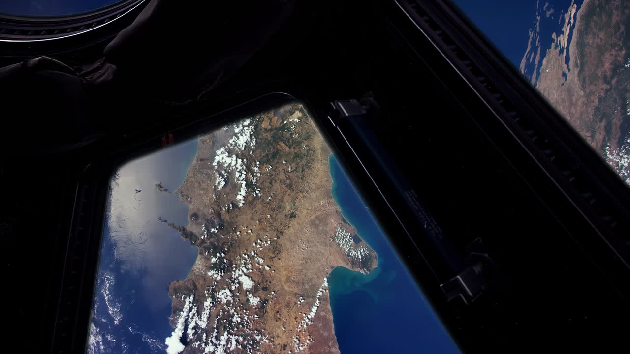 italia vista desde la estación espacial internacional. elementos de este video proporcionados por la nasa. resolución 4k.