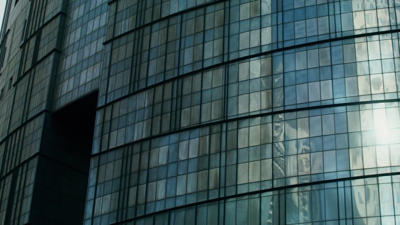 fachada arquitectónica moderna de un rascacielos