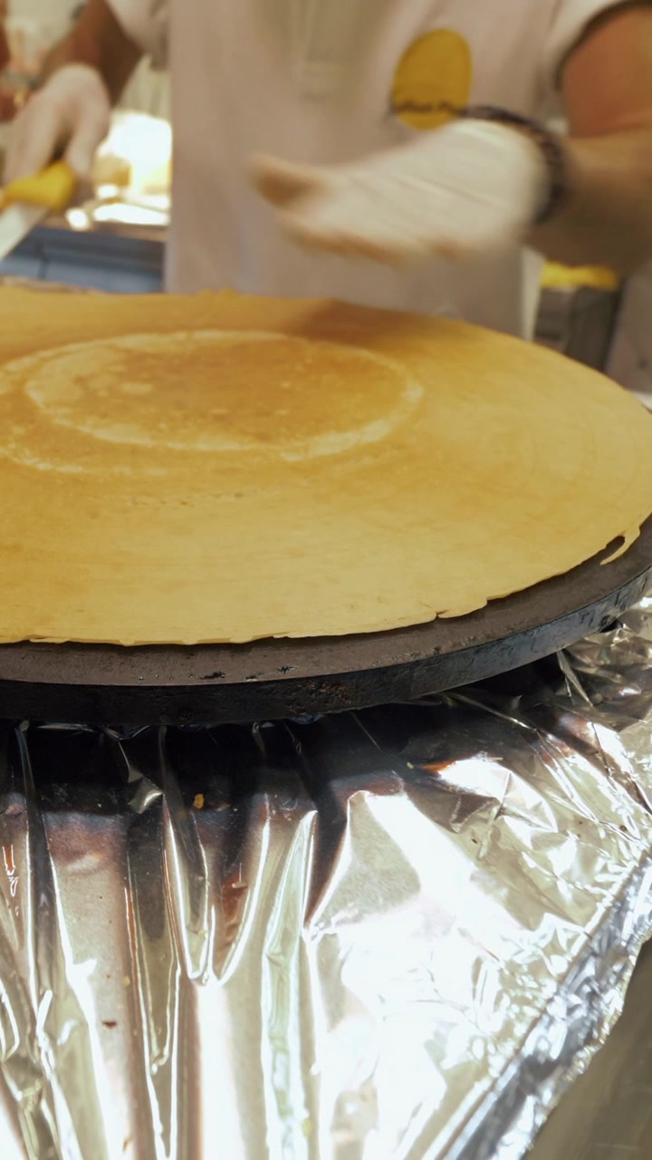 Preparazione di crepes, cibo da strada