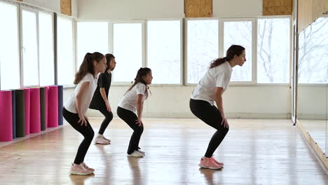 Profesora-Y-Niñas-En-Clase-De-Baile