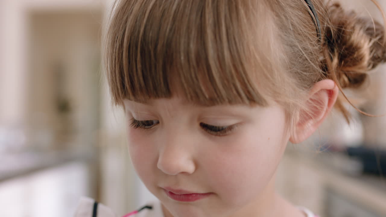 고양이 귀를 입은 귀여운 표정으로 미소 짓는 아름다운 작은 소녀의 초상화