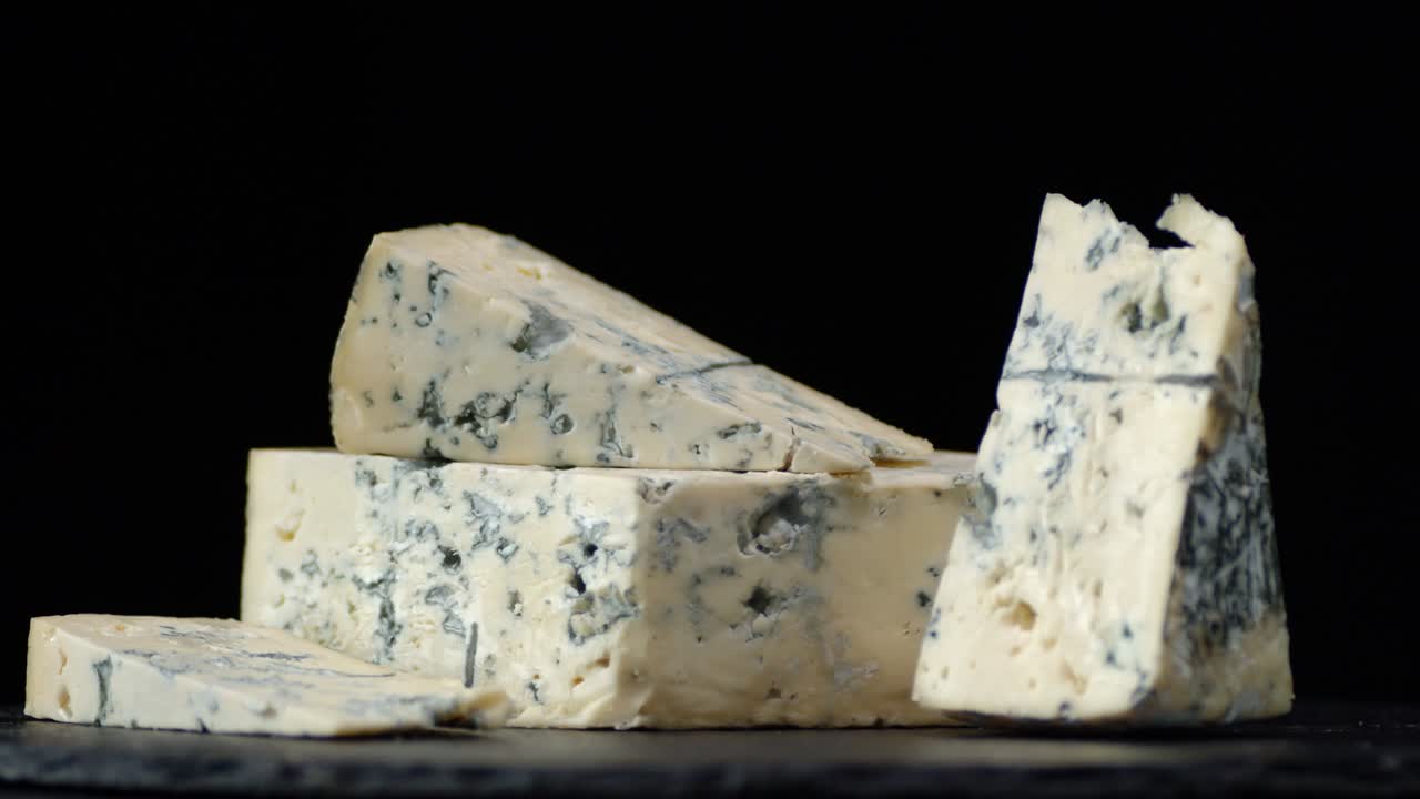 돌판 위에 놓인 브리 치즈 조각이 천천히 회전합니다.