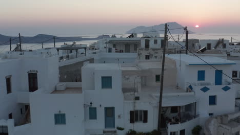 Griechisches-Dorf-Mit-Meerblick-Bei-Sonnenuntergang-Antenne