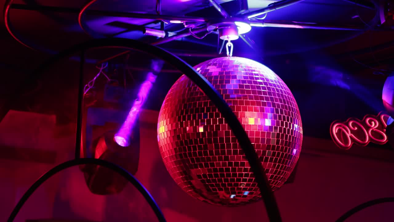 el fondo de reflexión de la luz de la bola de la discoteca en un club nocturno.