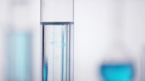 gotas químicas azules en un tubo de ensayo limpio