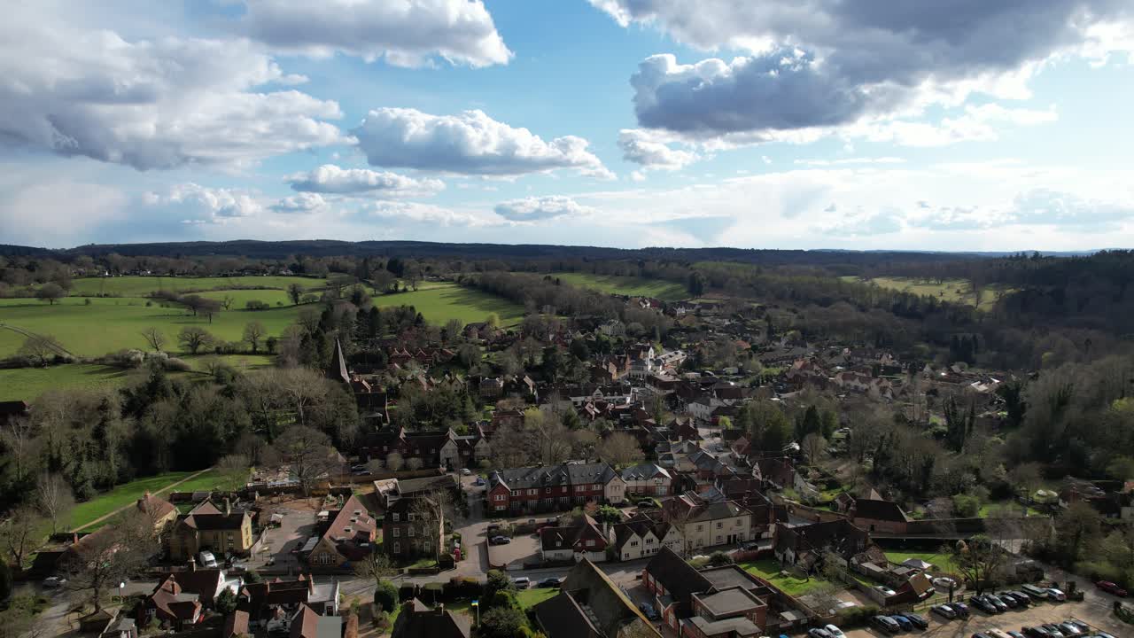 aumento drone tiro panorámico shere village surrey, reino unido