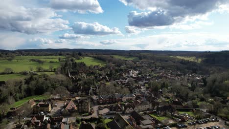 Steigender-Drohnenschwenk-Erschoss-Shere-Village-Surrey-UK