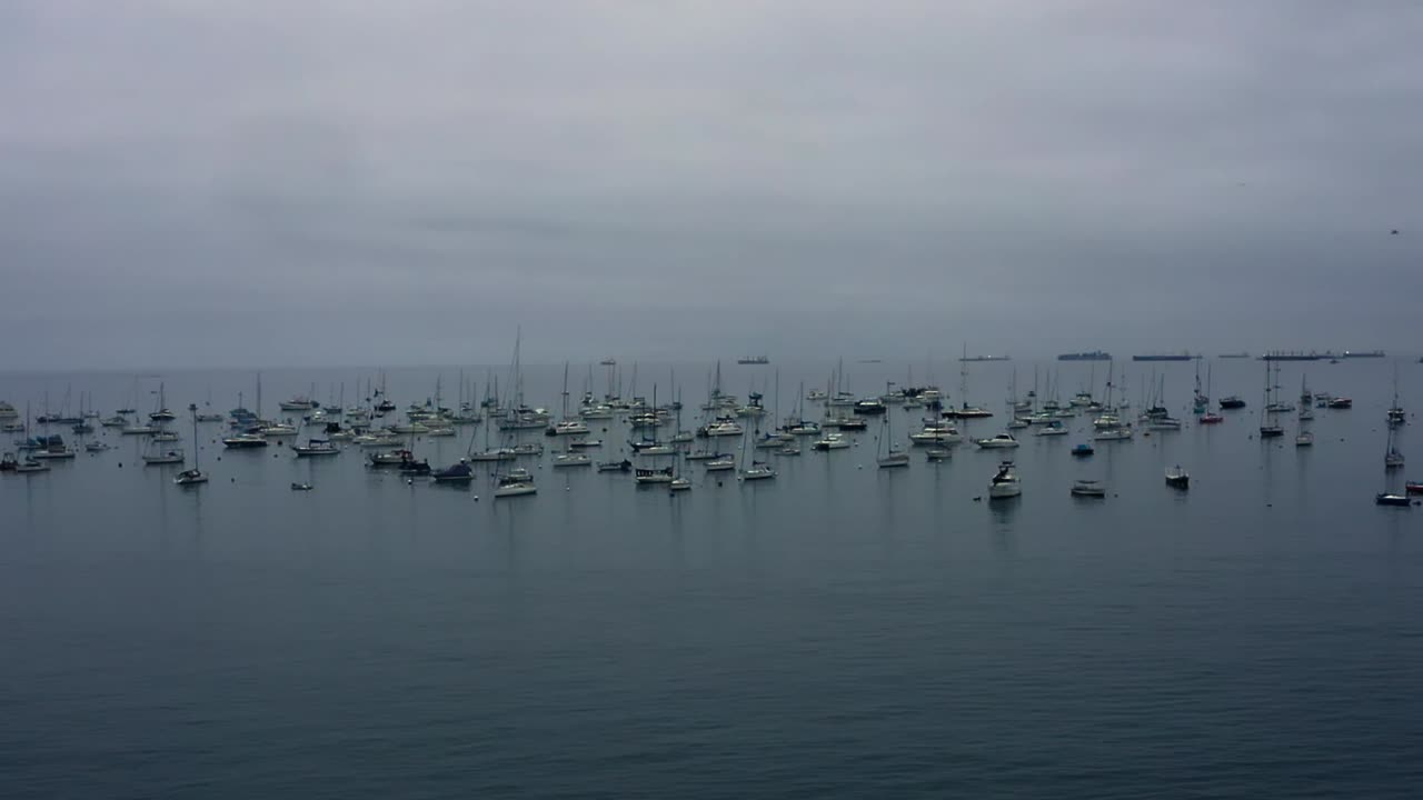 평온한 태평양 풍경, 낙하된 배와 함께, 라 타 근처, 칼라오, 페루, 구름이 가득한 하늘 아래