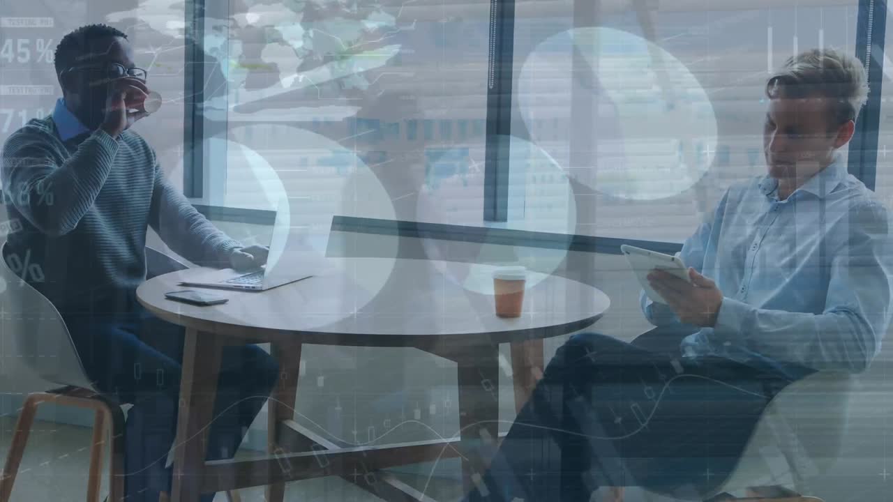 사무실에서 일하는 사업가들에 대한 통계 및 데이터 처리의 활성화