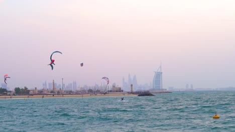 Surfistas-De-Cometas-En-La-Playa-En-El-Centro-De-Dubai-En-Jumeirah,-Emiratos-árabes-Unidos