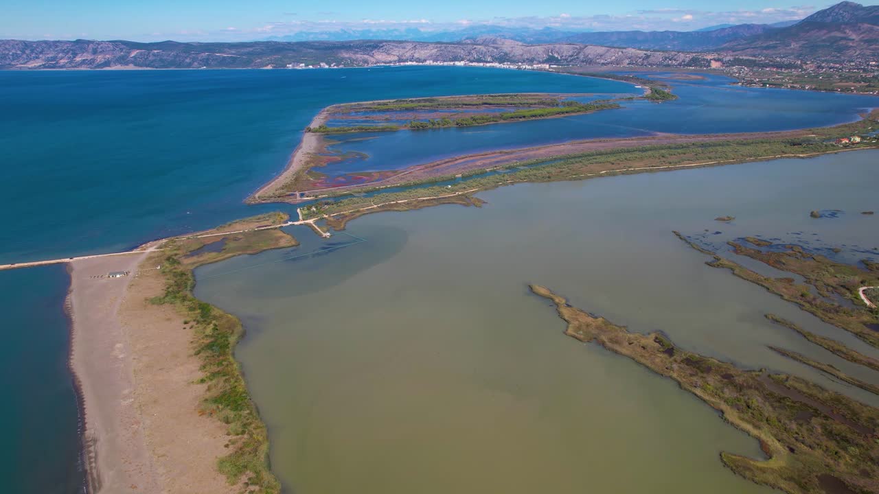 강 어귀 근처 알바니아 아드리아 해의 석호, 많은 물고기와 새들의 자연 서식지