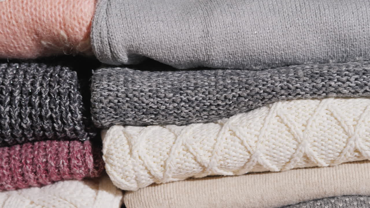 가지런히 접은 겨울옷 슬라이더 샷