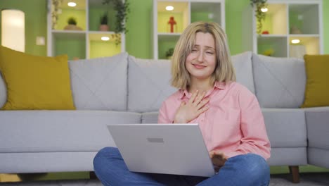 Young-woman-chatting-with-her-boyfriend.