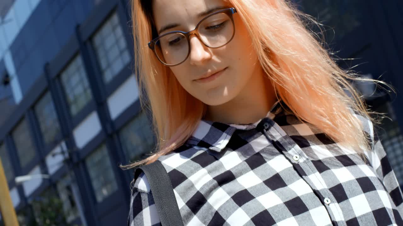 mujer joven usando teléfono móvil al aire libre 4k