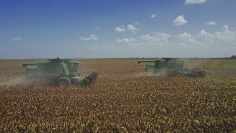 Aéreo---Cosechadora-Cultivando-Tierra,-Campo-Agrícola,-México,-Camión-De-Marcha-Atrás-A-La-Derecha