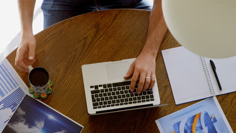 Mann-Benutzt-Laptop-Beim-Kaffeetrinken-4k